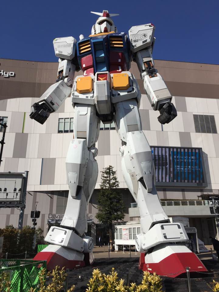東京・お台場「ダイバーシティ東京 プラザ」のフェスティバル広場に設置されている、実物大機動戦士ガンダムの立像
