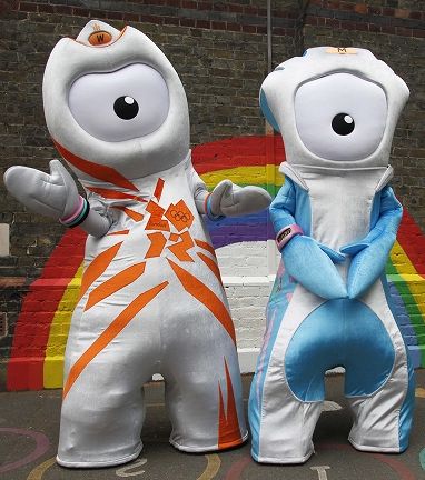 2012年ロンドンオリンピックのマスコットキャラクター「ウェンロック」と、パラリンピックのマスコットキャラクター「マンデビル」