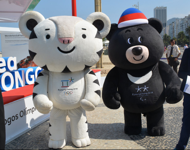 ピョンチャンオリンピックのマスコットキャラクター「スホラン」（左）と、ピョンチャンパラリンピックのマスコットキャラクター「バンダビ」（右）