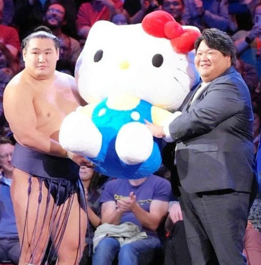 ロンドン公演で優勝した豊昇龍に贈呈されたハローキティ